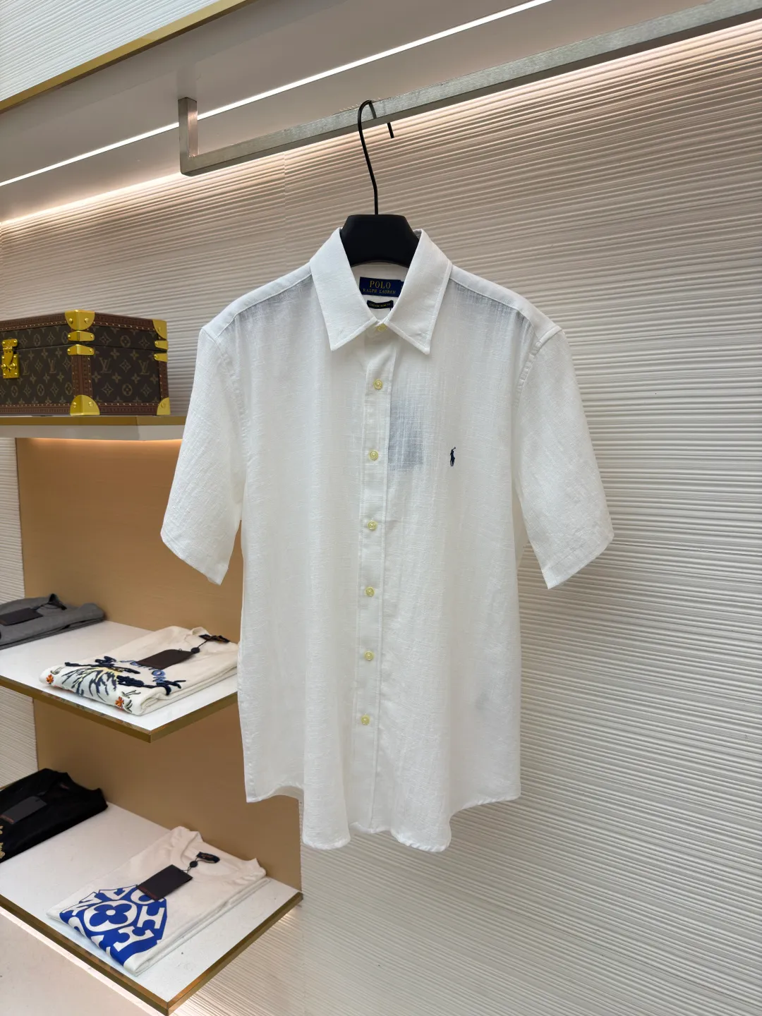 Ralph Lauren logo embroidered short-sleeved shirt ●Original version: Purchased and developed at 1590 ●Item number: 1682559-A20 ●Material: linen cotton plain fabric ●Technology: made with side-turned embedded stitching ●Color: white ●Version: Fitted version ●Weight: about 170 grams ●Size: S-M-L-XL ●Description: Selected high-quality linen cotton plain fabric has natural texture and breathability, tight and smooth Comfortable and close to the skin. Elegantly presented with a touch of deep black. The iconic red pony embroidery is like a smart musical note dancing on the black canvas. Simple but highly recognizable. The clever design of the outer I-shaped pleated split back yoke adds a sense of agility and elegance. The minimalist shape contains the soul of fashion. Imported machine embroidery technology is used. Advanced computer control systems and sophisticated mechanical components are used to achieve the iconic pony embroidery operation with high precision. The lines are smooth and delicate, using the side-turning and embedded stitching process. It is smooth and tidy. The whole fabric has been carefully washed. It has a better hand feel and texture. It is not easy to deform, shrink or fade, and maintains long-term beauty. The overall wiring is straight and delicate, the fabric is comfortable and soft, and the color is consistent without color difference. It can be matched with the same style to create a fashionable look and control various occasions. Customized accessories, complete with three standards, same style for men and women!